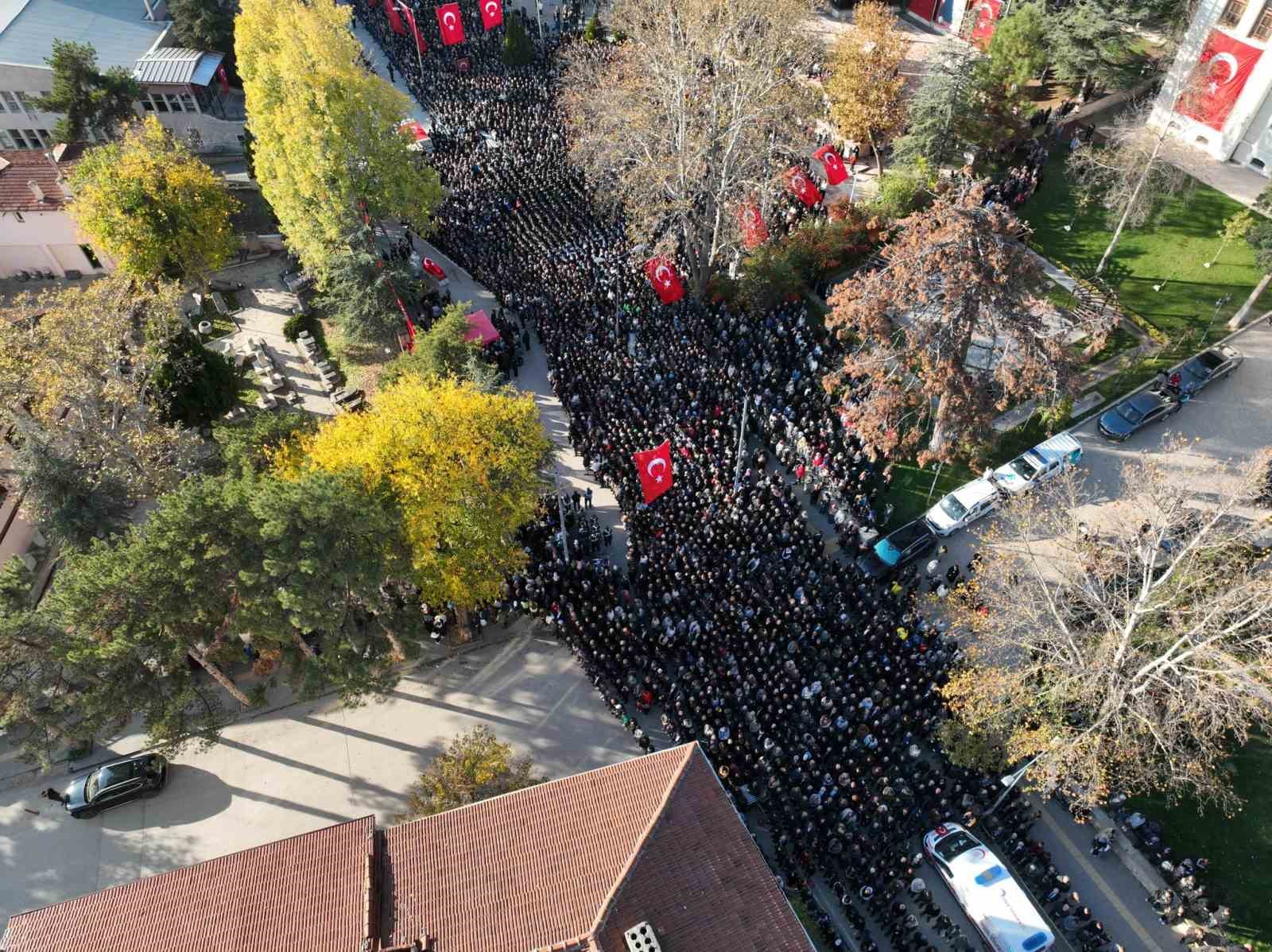 Bilecikli şehidin evinde helallik alınırken kardeşi abisinin &uuml;niformasını giydi
