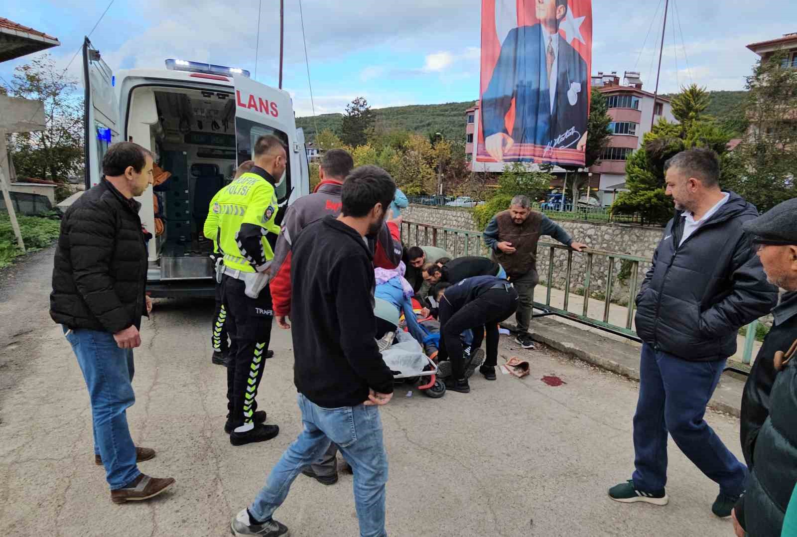 Kasksız motosiklet sürücüsü kazada yaralandı