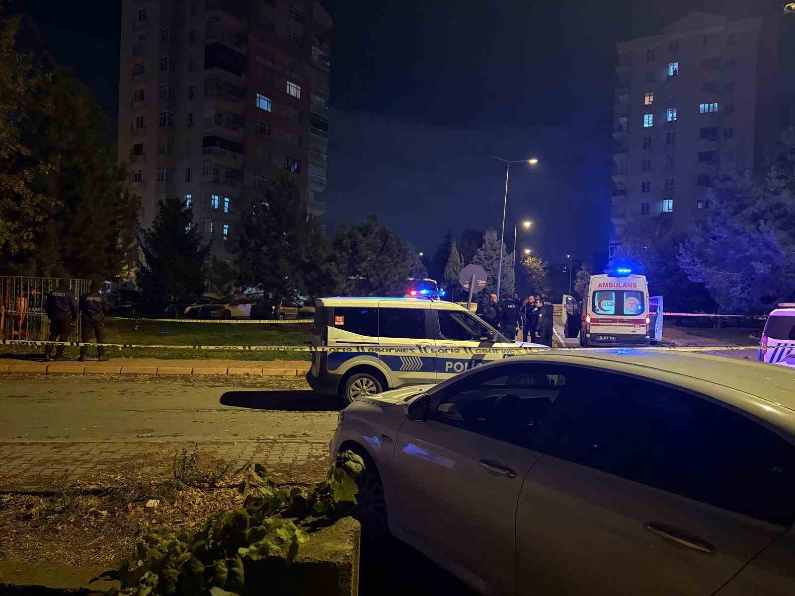 Konuşmak için çağırdığı eşini sokak ortasında öldürdü