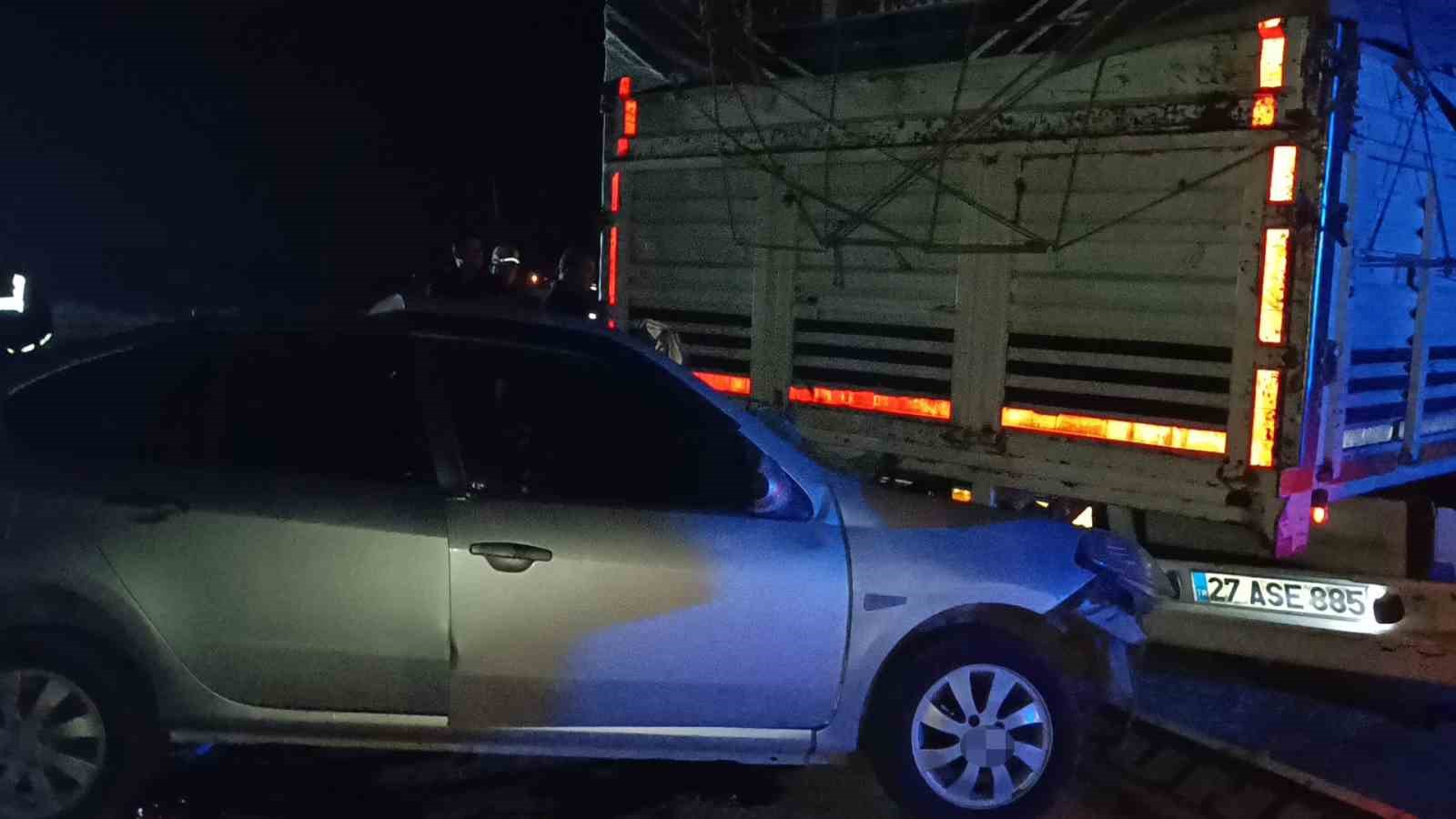 Otomobil kamyona çarptı: 2 yaralı
