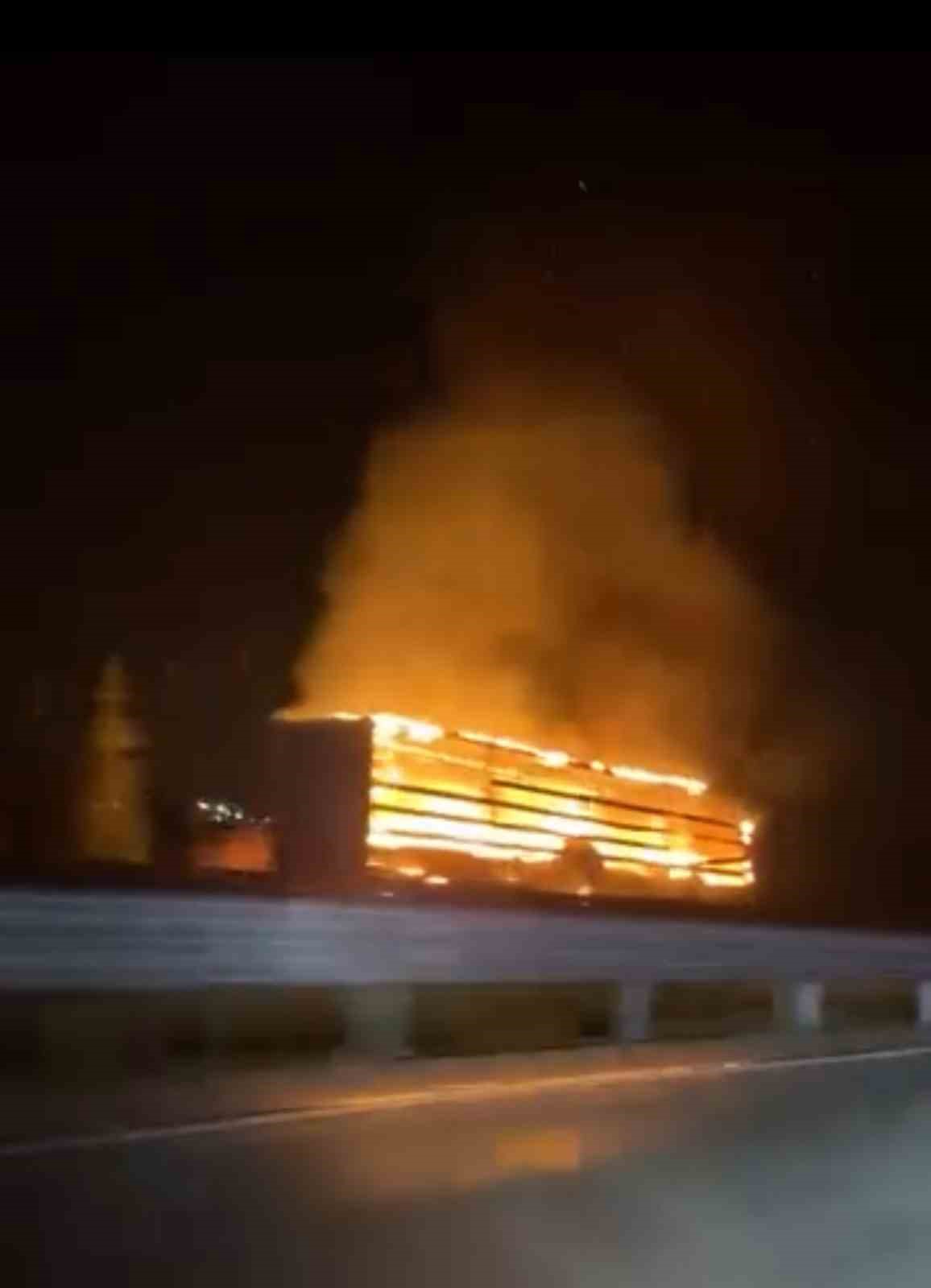 Seyir halindeki tırın lastiği alev aldı