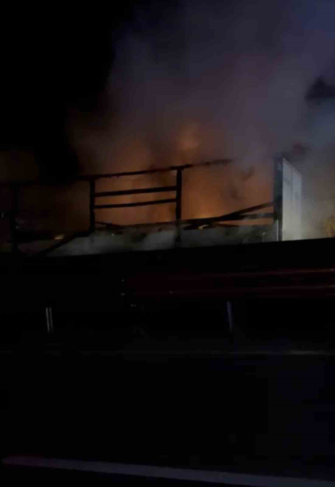 Seyir halindeki tırın lastiği alev aldı
