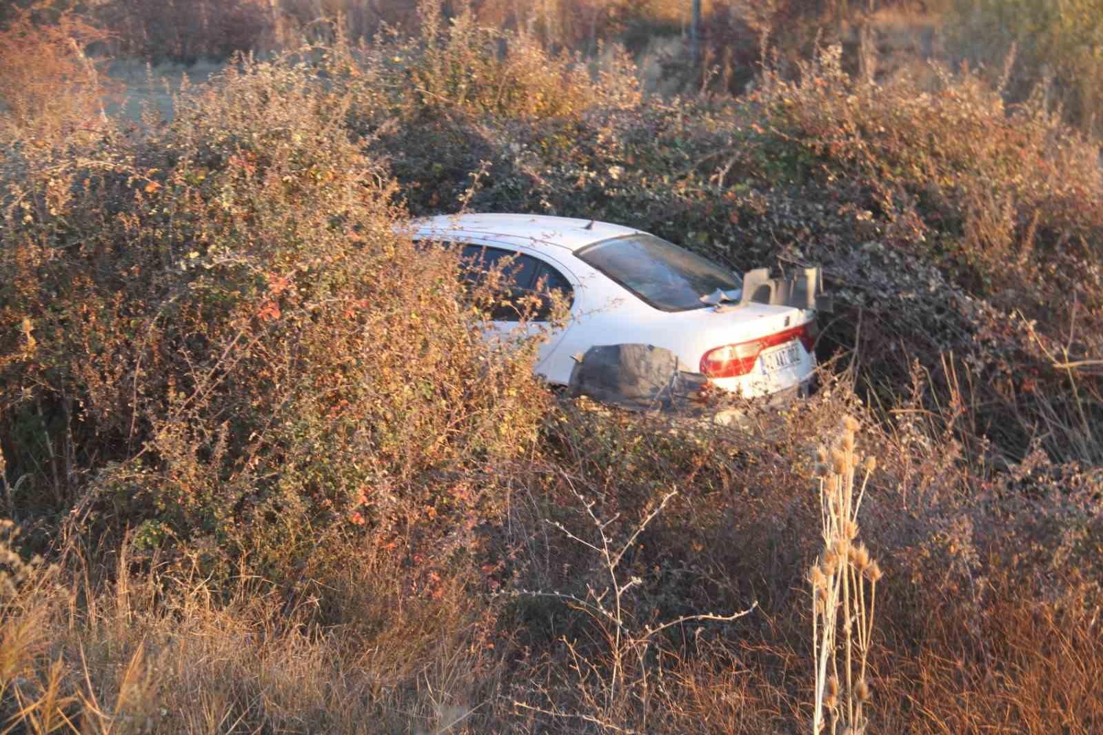 Beyşehir’de otomobil araziye savruldu: 2 yaralı