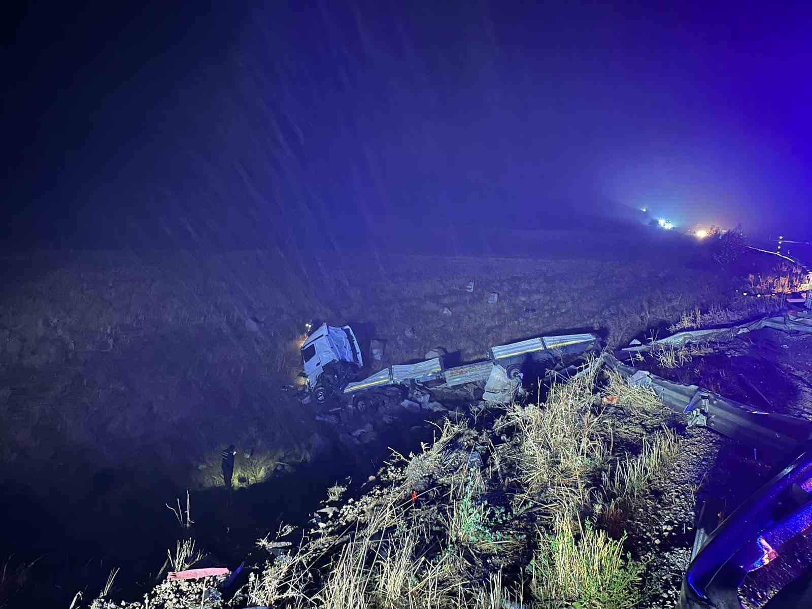 Malatya’da şarampole devrilen çekicinin sürücüsü hayatını kaybetti