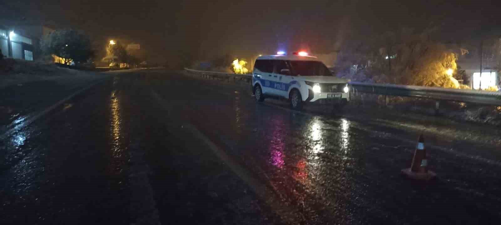 Kar ve tipi etkisini artırdı, kara yolları trafiğe kapatıldı