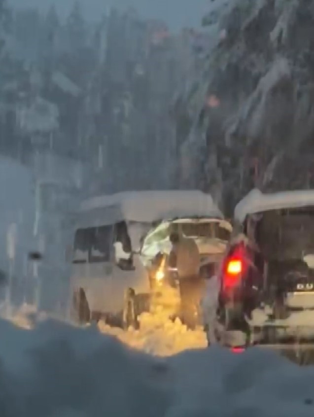Kar ve tipi etkisini artırdı, kara yolları trafiğe kapatıldı

