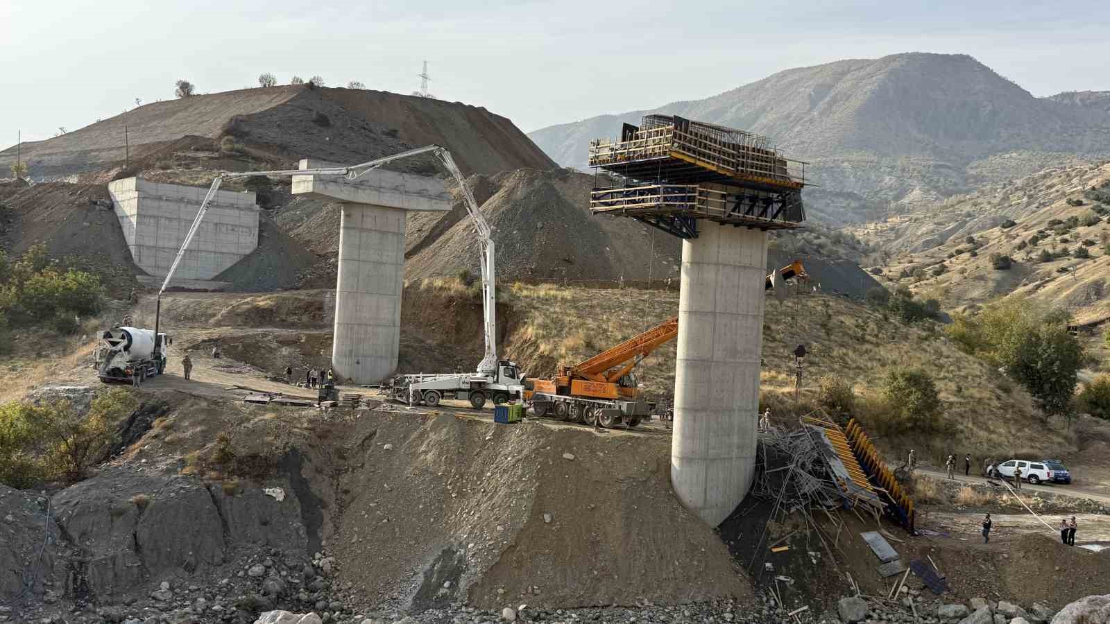Diyarbakır&rsquo;da 4 kişinin &ouml;ld&uuml;ğ&uuml; viyad&uuml;k kazasında 3 tutuklama
