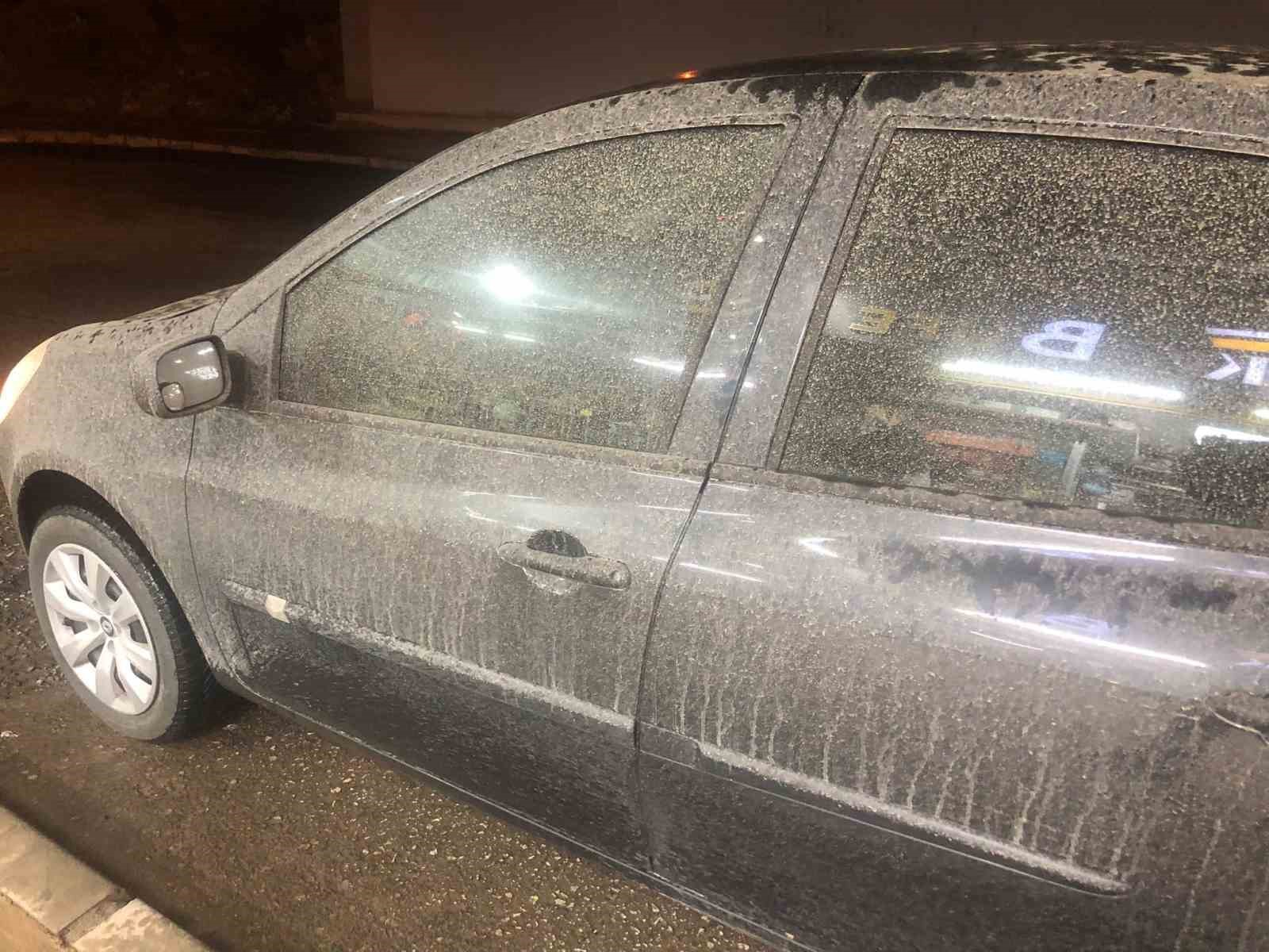 Elazığ’da toz taşınımı yağışla birleşti, adeta çamur yağdı