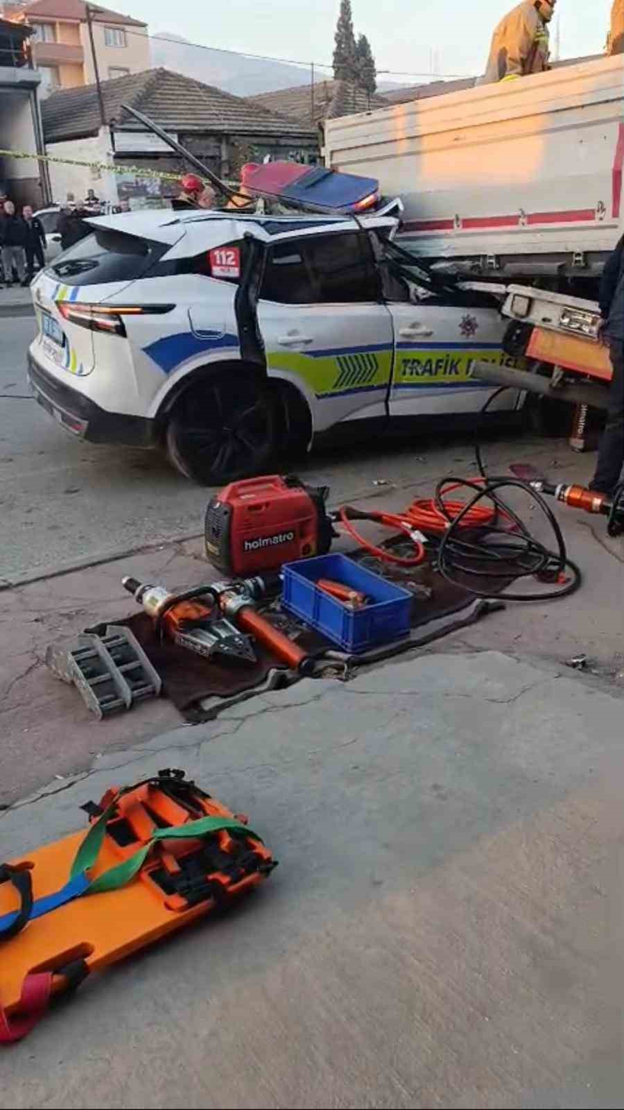 Manisa’nın Alaşehir ilçesinde Alaşehir - Sarıgöl yolu üzerinde trafik polisi aracının tıra çarpması sonucu bir polis şehit oldu biri de ağır yaralandı.