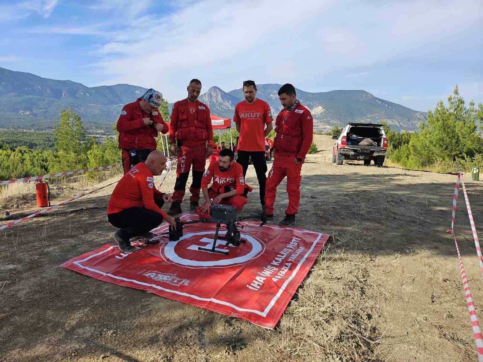 AKUT Ege ekipleri tatbikatlarla gönüllülerini her an göreve hazır hale getiriyor