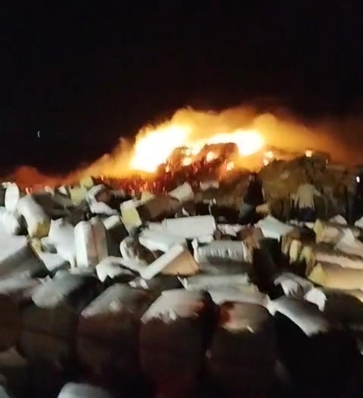 Diyarbakır’da preslenmiş 102 ton saman yandı