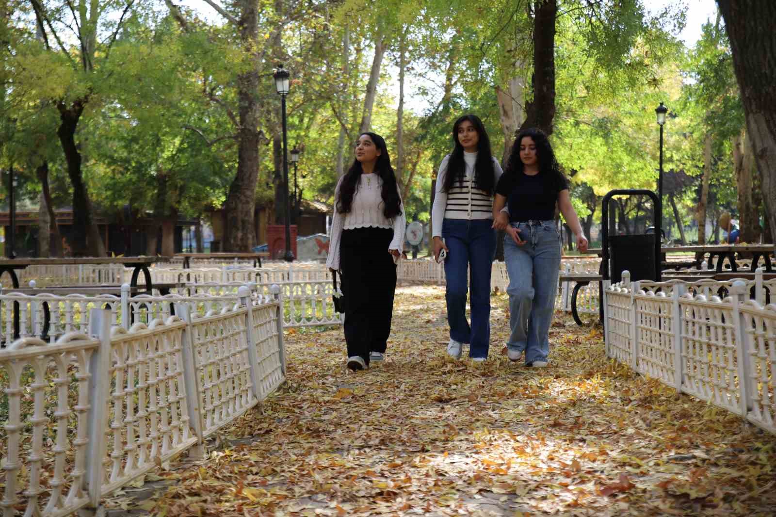 Gaziantep’teki parklar sonbahar renklerine büründü
