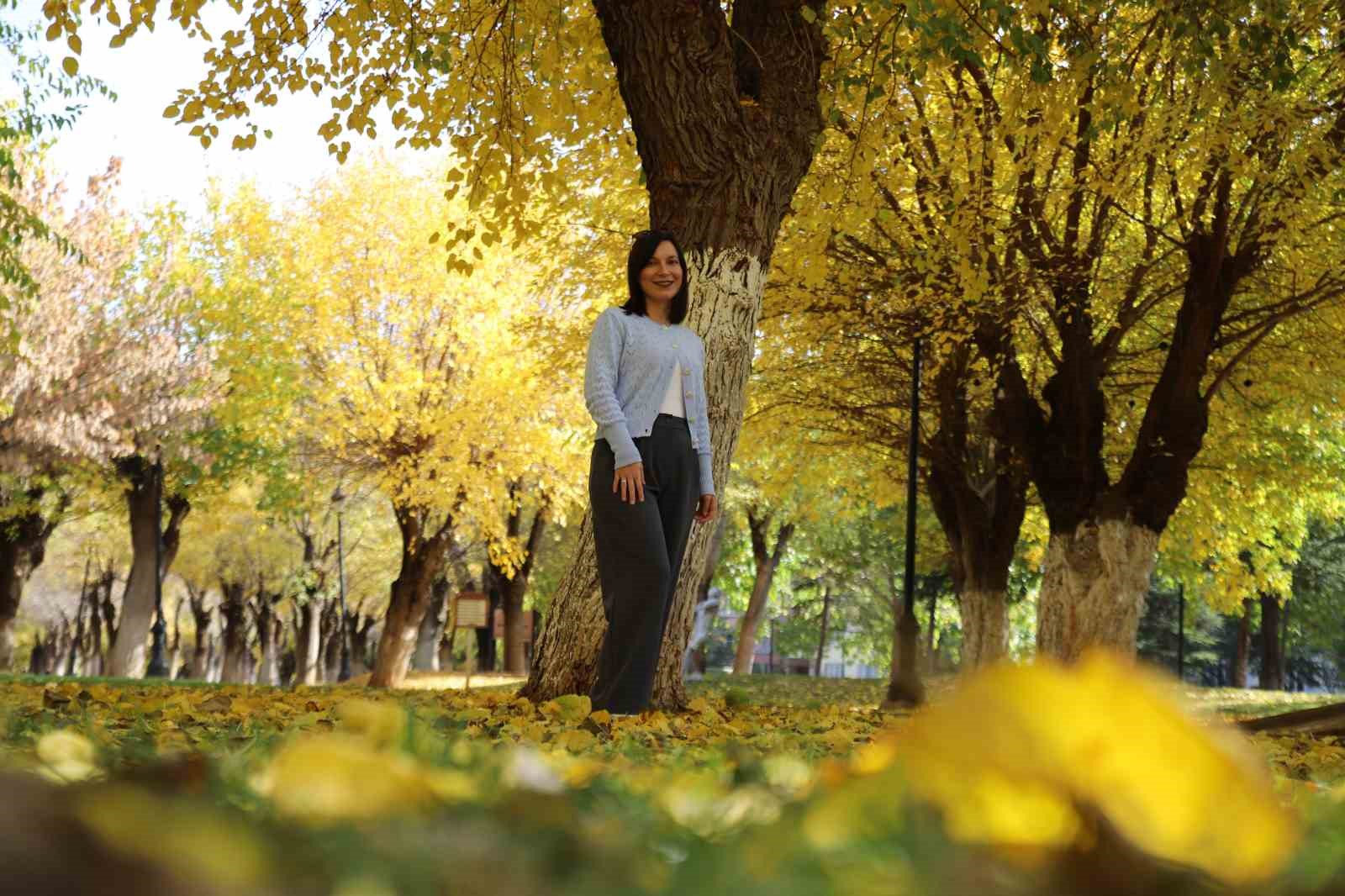 Gaziantep&rsquo;teki parklar sonbahar renklerine b&uuml;r&uuml;nd&uuml;
