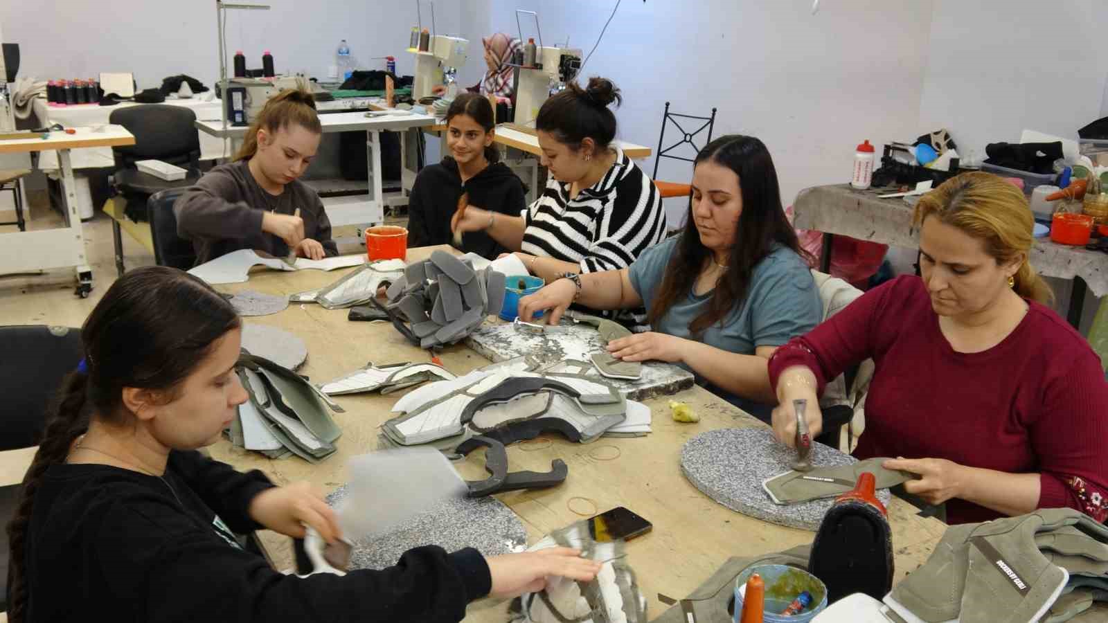 Gaziantep’te ayakkabı sektörünün imdadına kadınlar yetişti