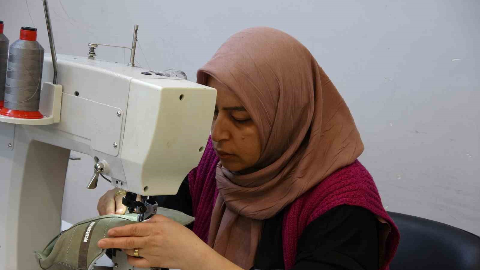 Gaziantep&rsquo;te ayakkabı sekt&ouml;r&uuml;n&uuml;n imdadına kadınlar yetişti
