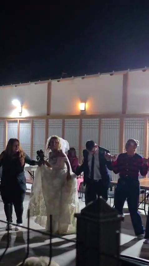 Depremde enkazdan kurtarılan Sezgin, konteyner kentte komşuları tarafından d&uuml;zenlenen d&uuml;ğ&uuml;nle d&uuml;nya evine girdi
