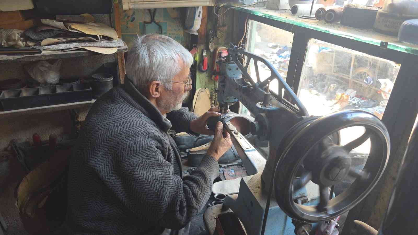 Kütahya’da 65 yıllık ayakkabı ustası Mehmet Ersulak: "Meslek bitti, yetişen yok"