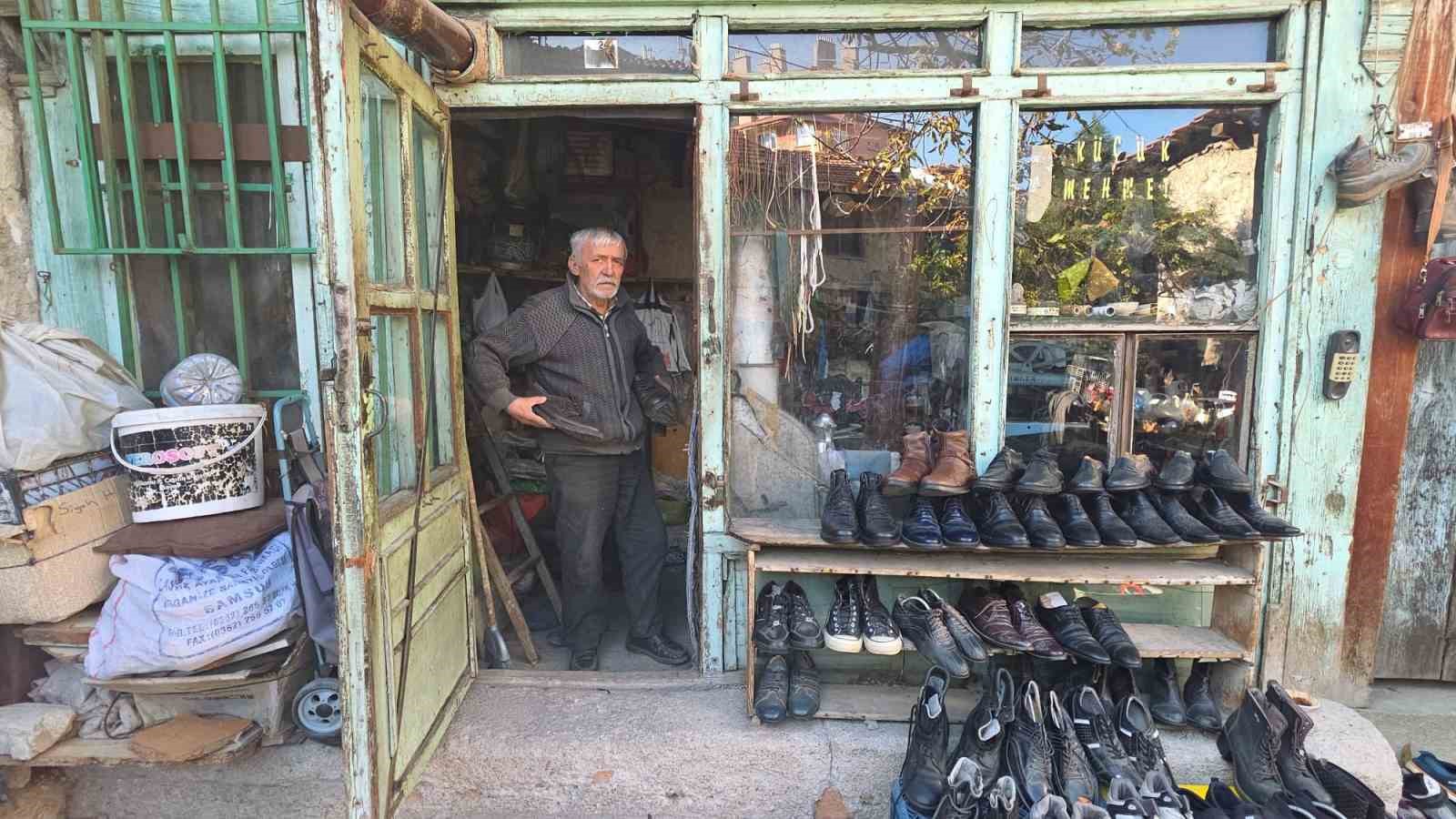 Kütahya’da 65 yıllık ayakkabı ustası Mehmet Ersulak: "Meslek bitti, yetişen yok"