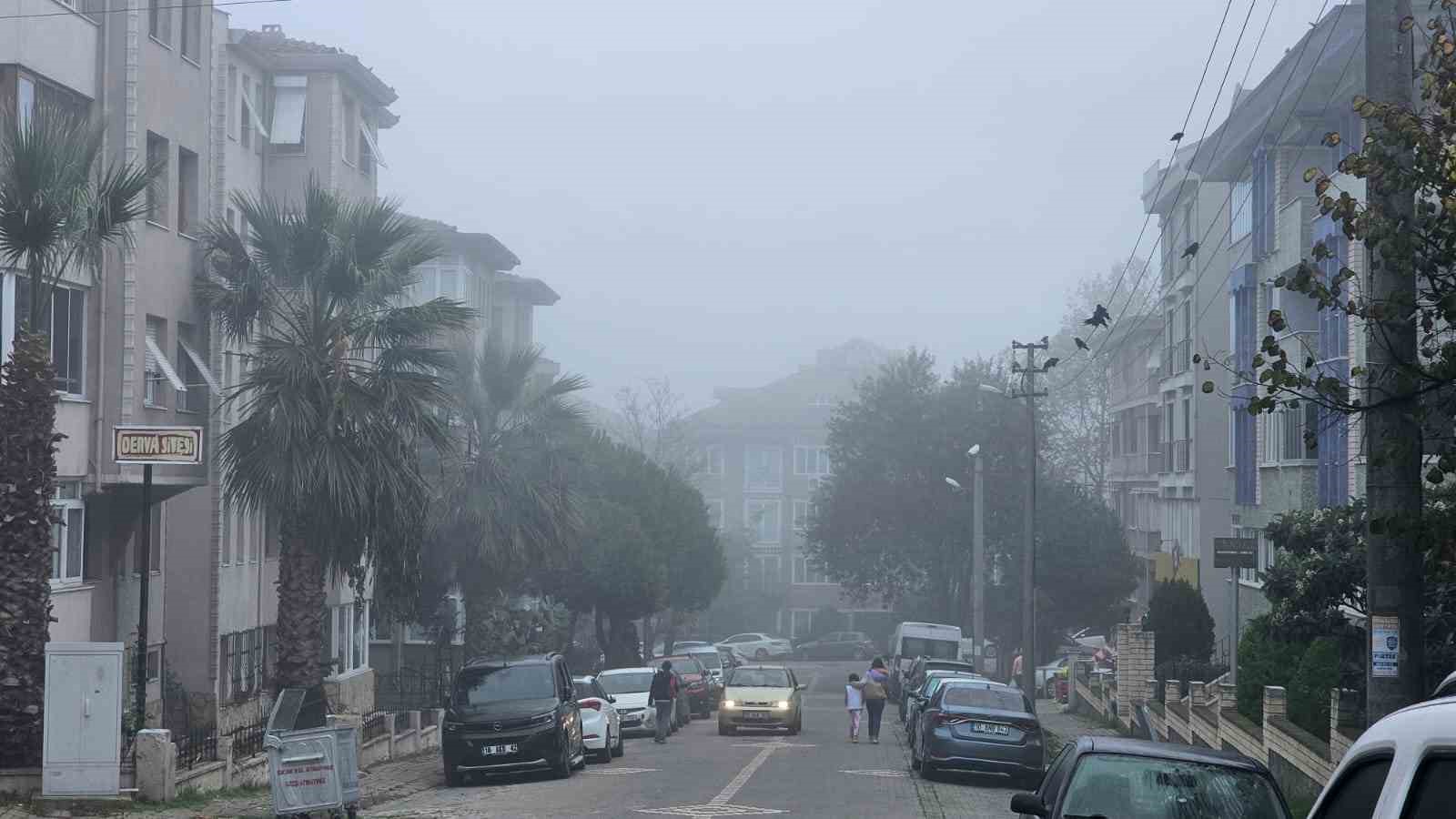 Bandırma’da sabah saatlerinde yoğun sis etkili oldu
