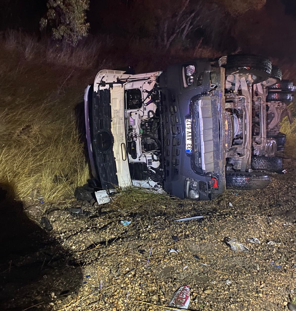 Otomobil ile kamyon çarpıştı: 1’i ağır, 3 yaralı