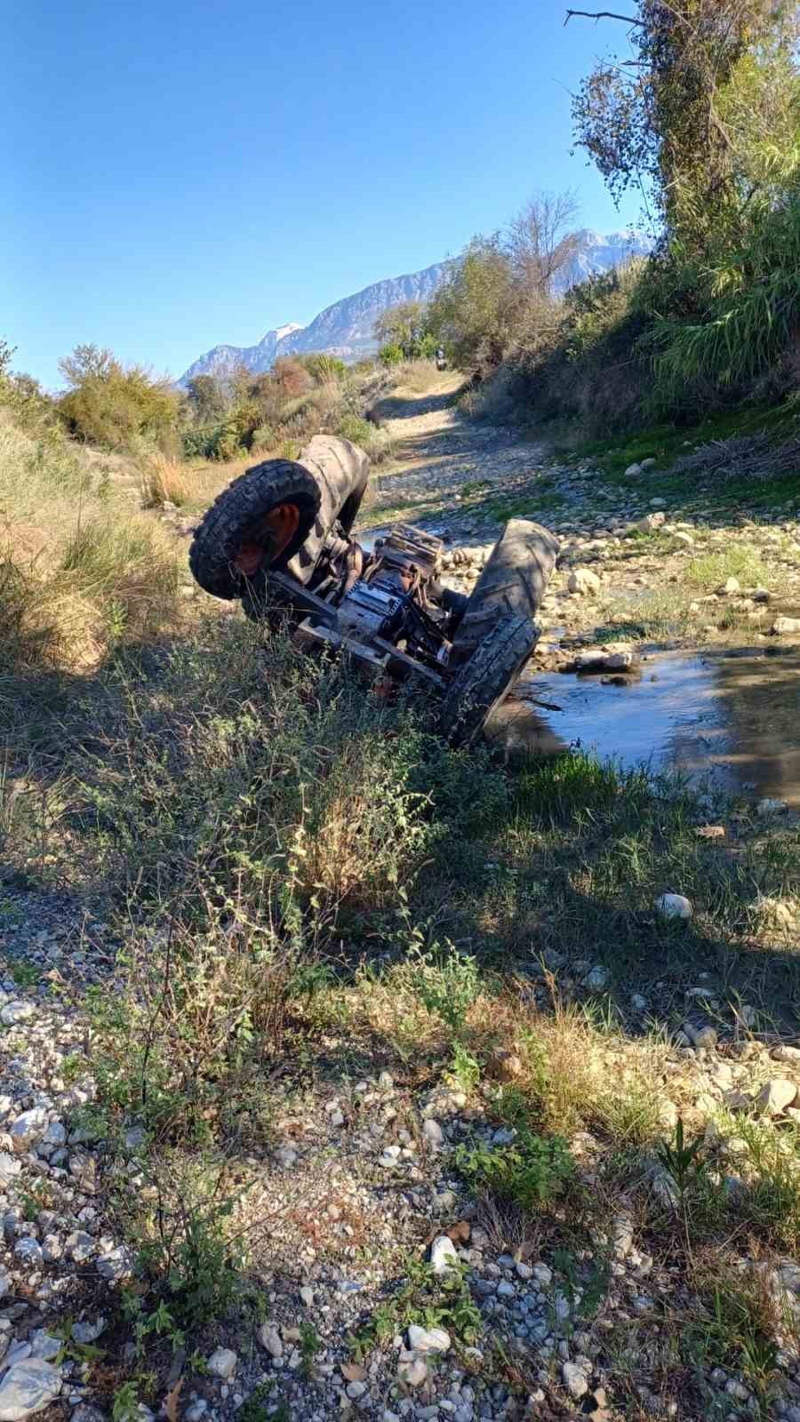 Devrilen traktörün altında kalan sürücü hayatını kaybetti