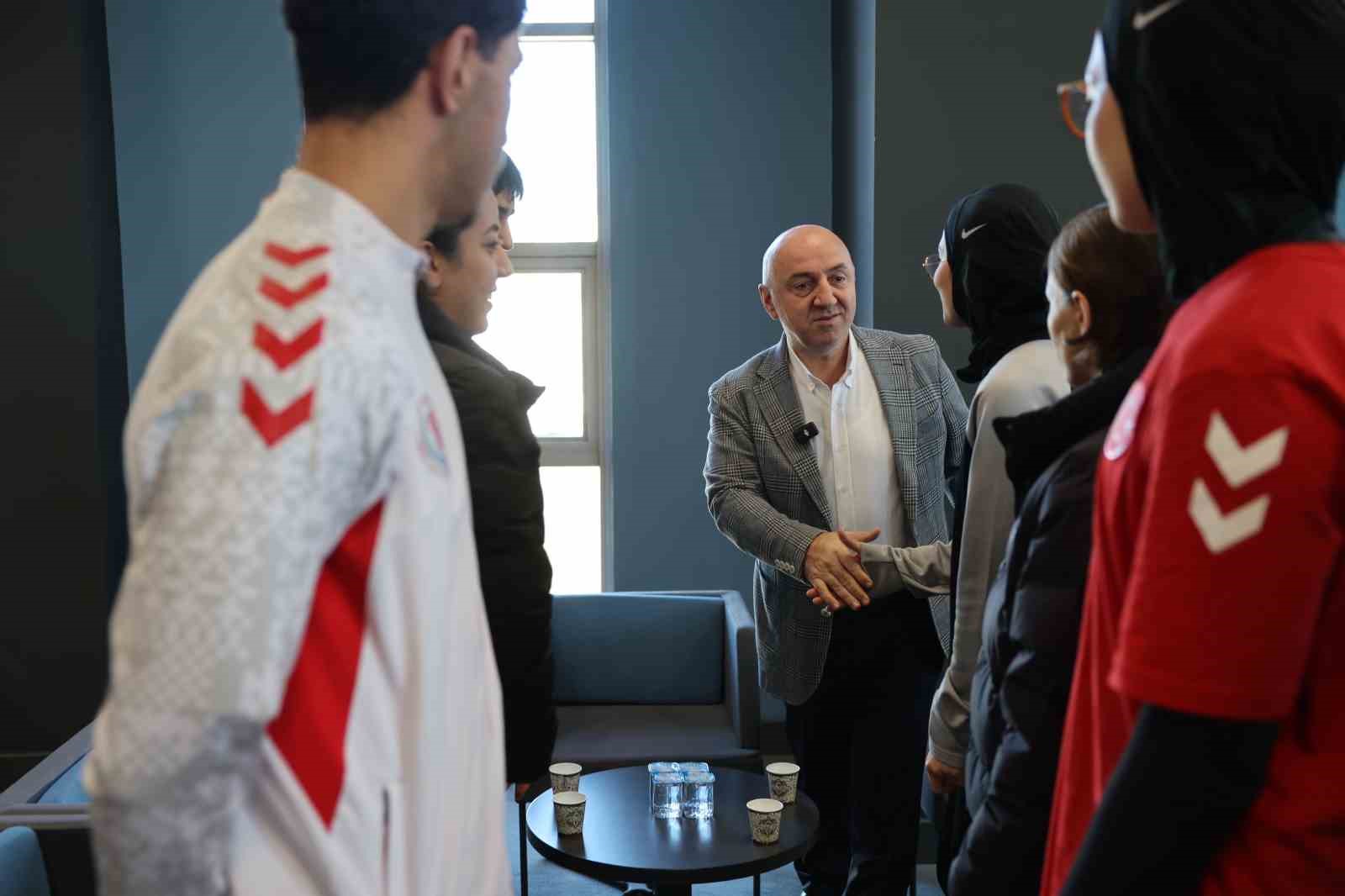 Başkan Bıyık milli sporcularla bir araya geldi
