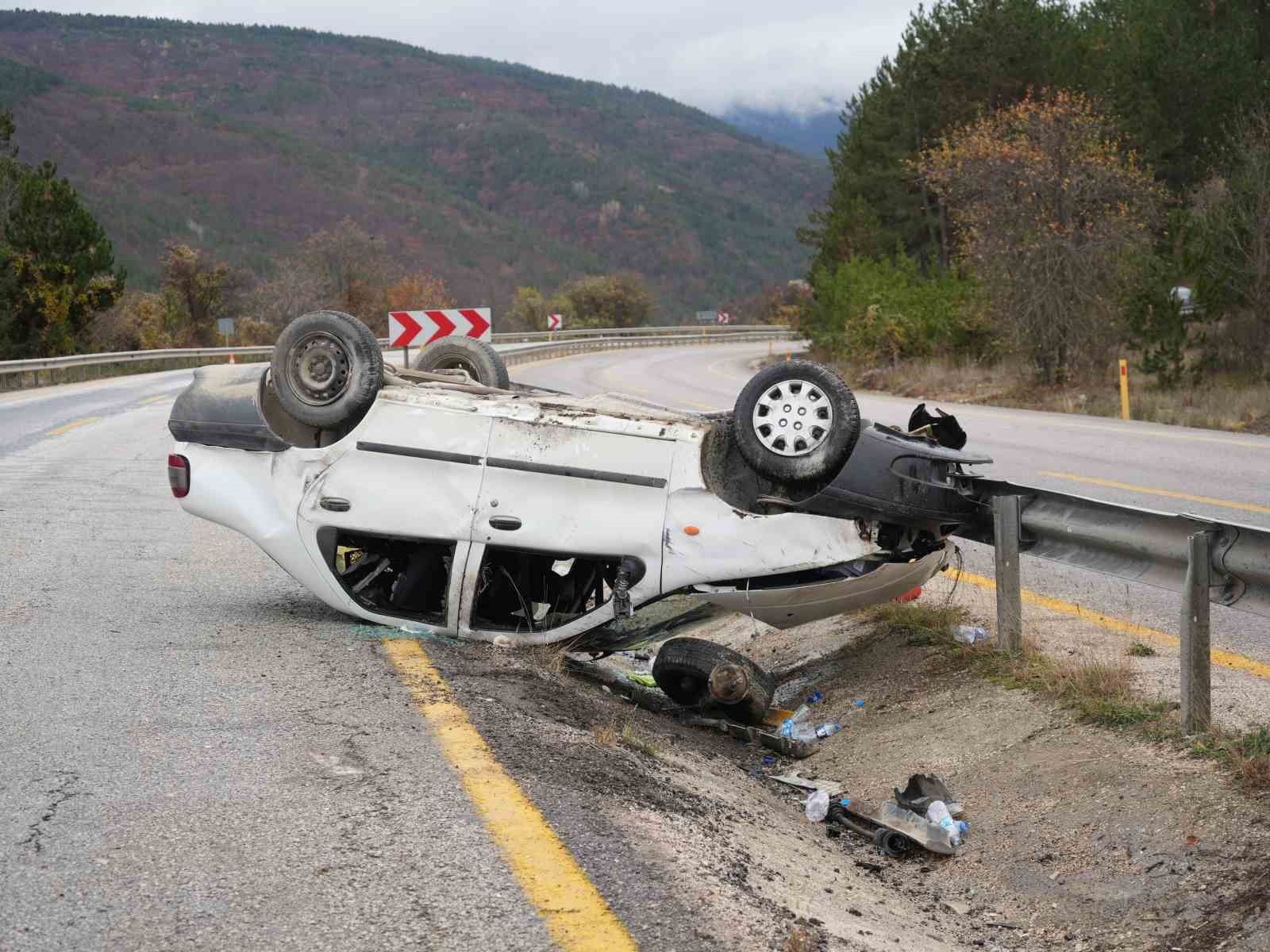 Takla atan otomobil alev aldı: 2 yaralı
