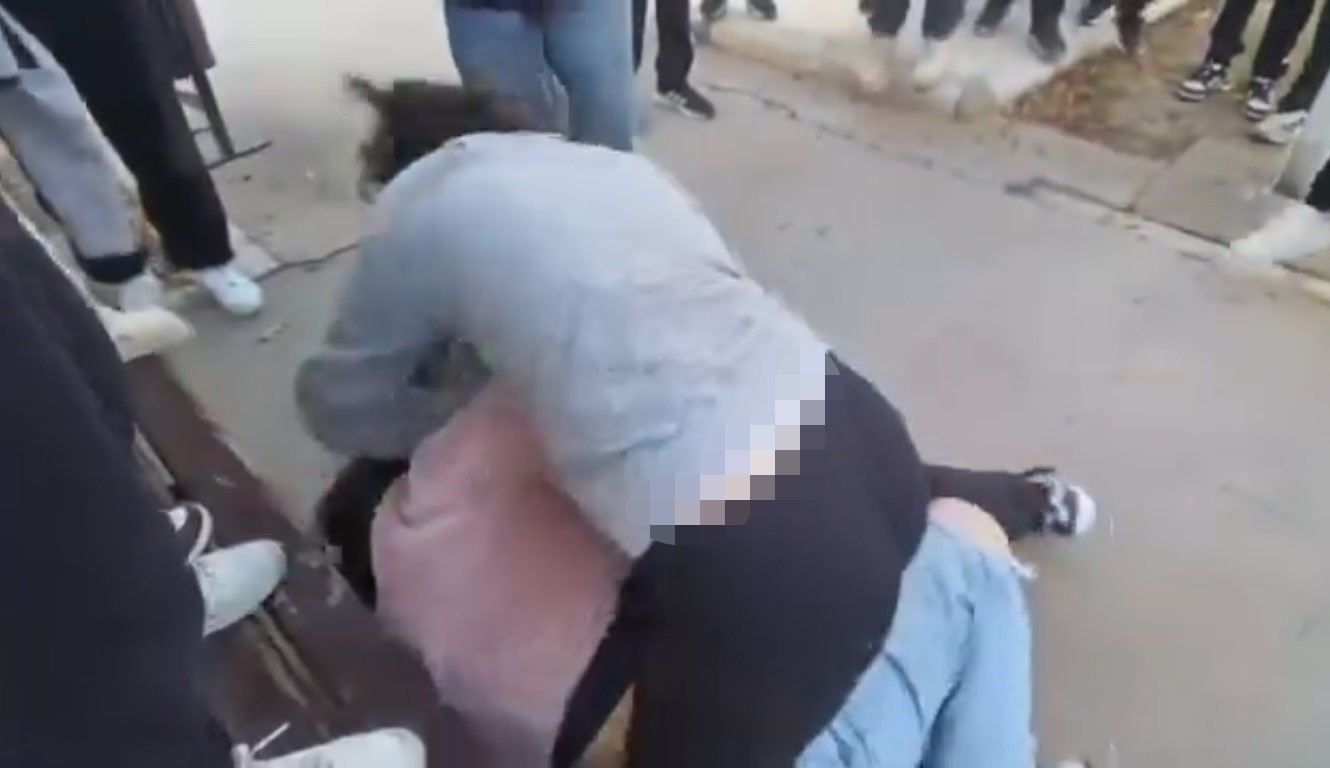 Ortaokullu kızlar birbirine girdi, arkadaşları ayırmak yerine video çekti
