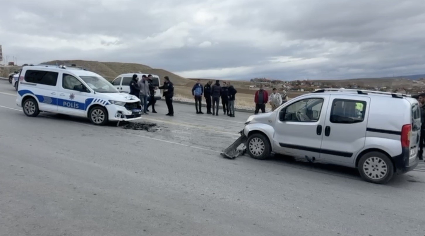 Çorum’da ekip aracı ile hafif ticari araç çarpıştı: 1 polis yaralı
