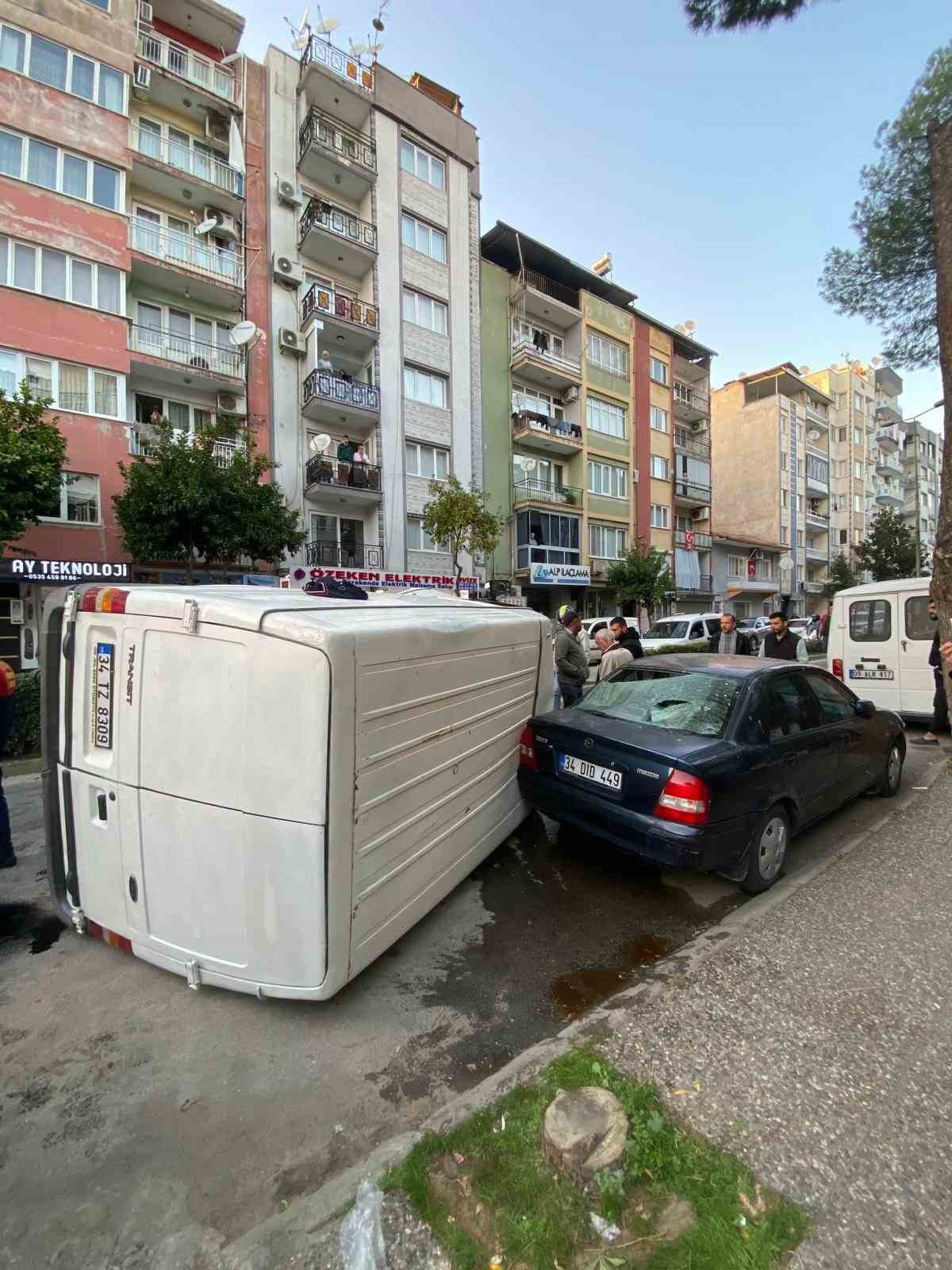 Kaldırıma çarpıp takla attı, park halindeki araçlara çarparak durabildi
