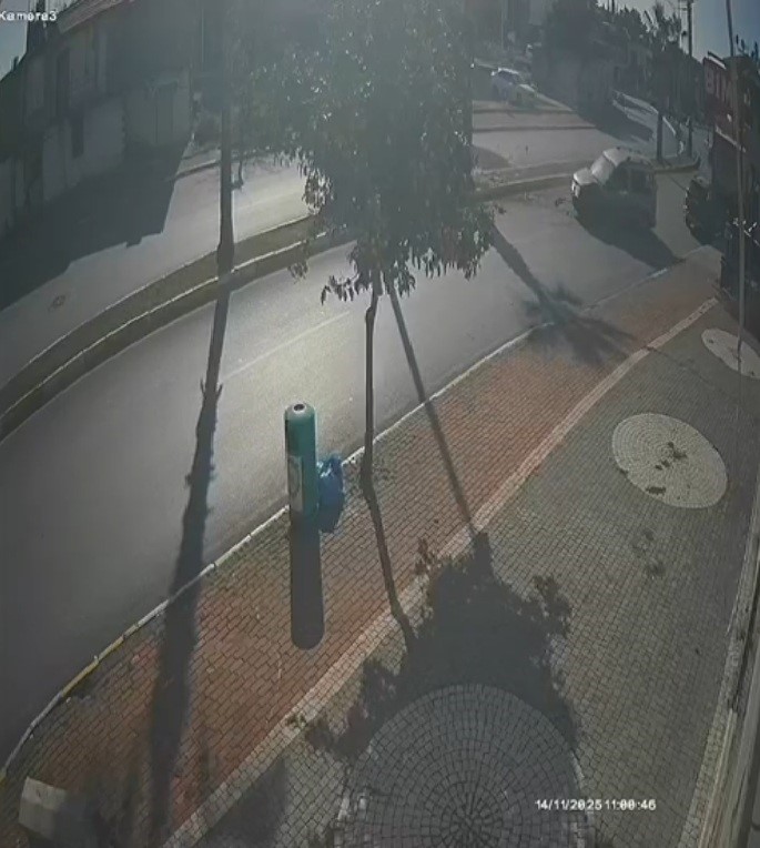 Antalya&rsquo;da palmiye ağacına &ccedil;arpan aracın s&uuml;r&uuml;c&uuml;s&uuml; yaralandı
