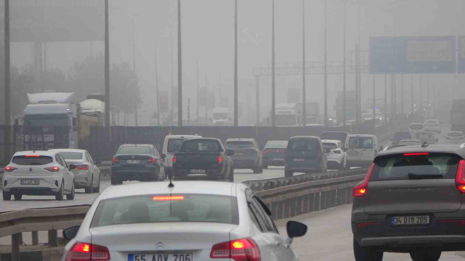 Kocaeli’de etkili olan sis sürücülere zor anlar yaşattı