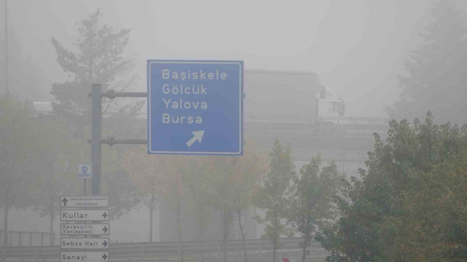 Kocaeli&rsquo;de etkili olan sis s&uuml;r&uuml;c&uuml;lere zor anlar yaşattı
