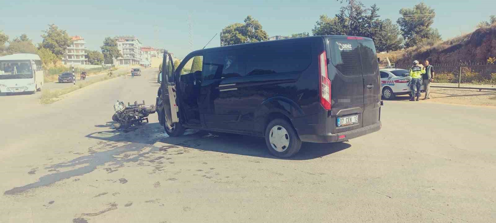 Motosiklet ile hafif ticari ara&ccedil; &ccedil;arpıştı, s&uuml;r&uuml;c&uuml; kask sayesinde hayatta kaldı
