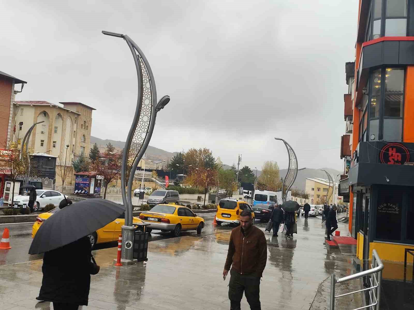 Hakkari’de merkezde yağmur, yüksek kesimlerde kar etkili oldu