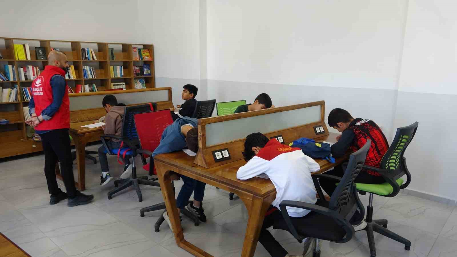 Van&rsquo;da &ouml;ğrenciler ara tatilde hem &ouml;ğrendi hem yarıştı
