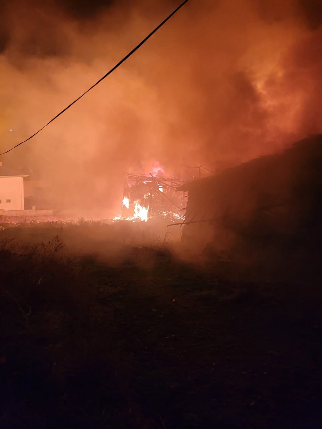 Çorum’da alevlere teslim olan ev, samanlık ve balyalar küle döndü
