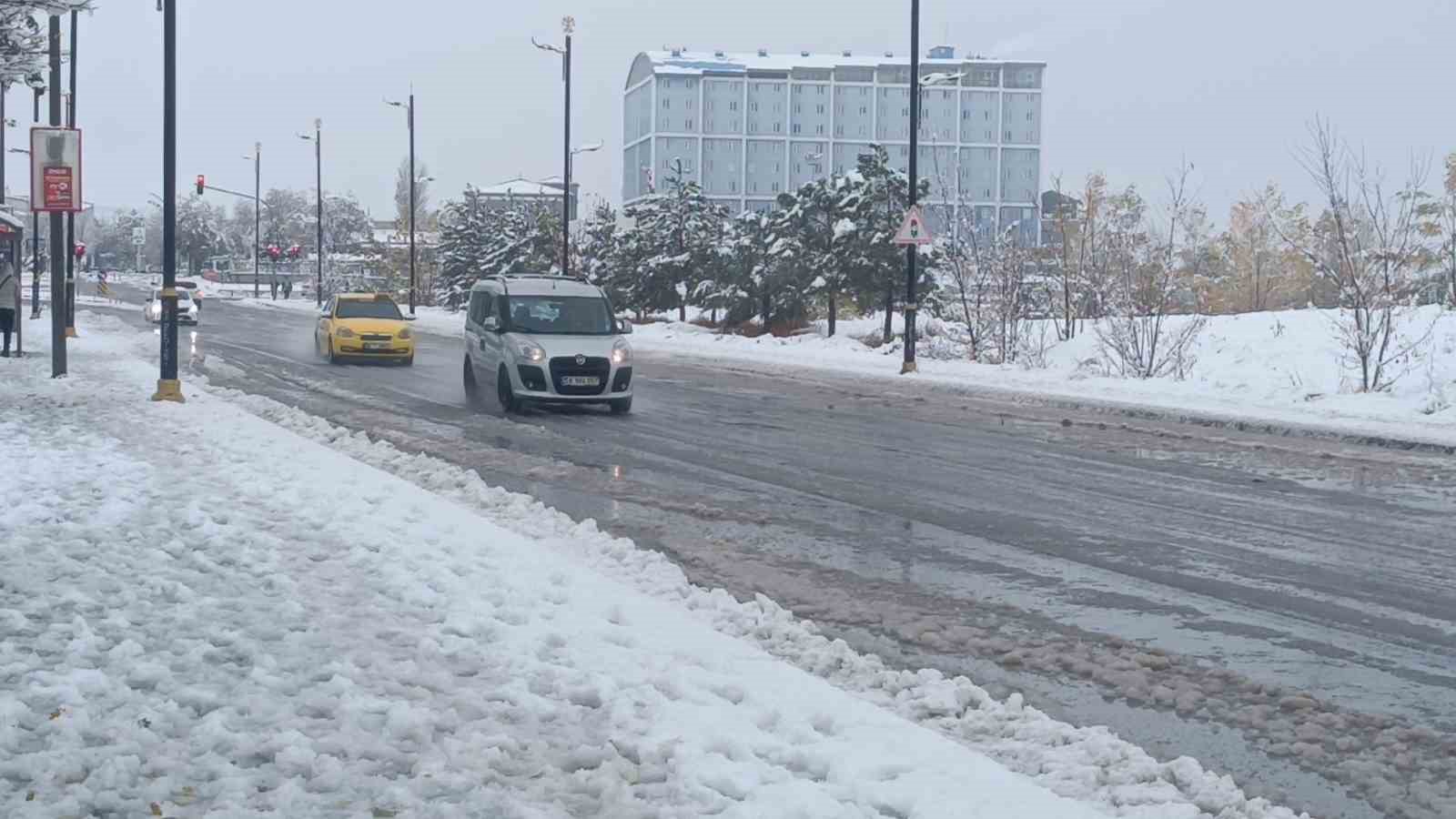 Şehir beyaz gelinliğini giydi, Sivas&rsquo;ta kartpostallık g&ouml;r&uuml;nt&uuml;ler oluştu
