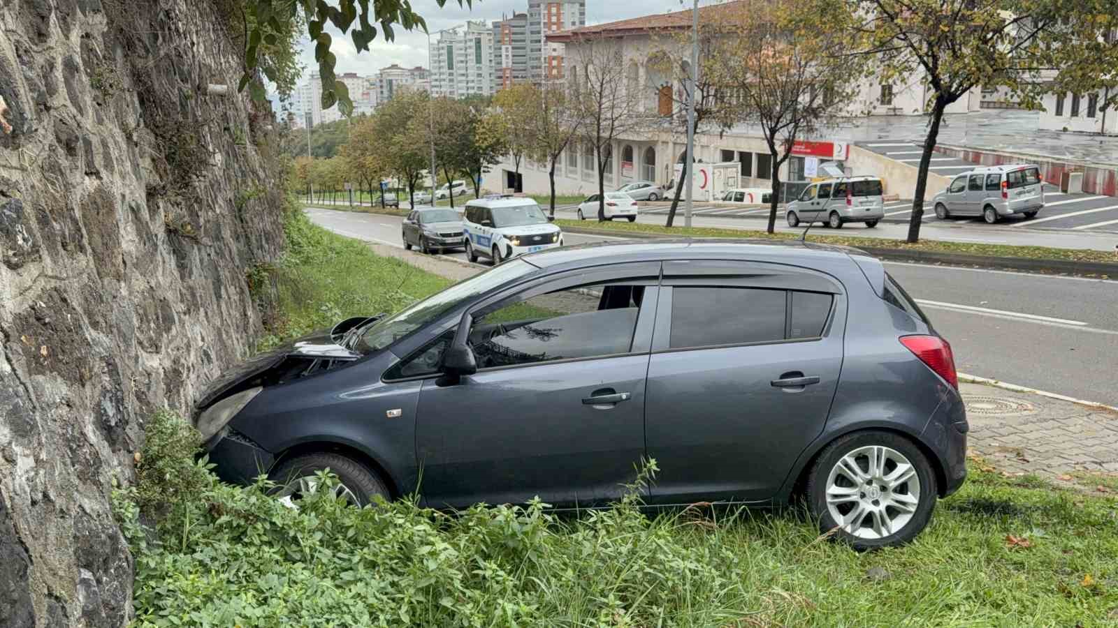 Otomobil istinat duvarına çarptı: İdmana giden futbolcu yaralandı