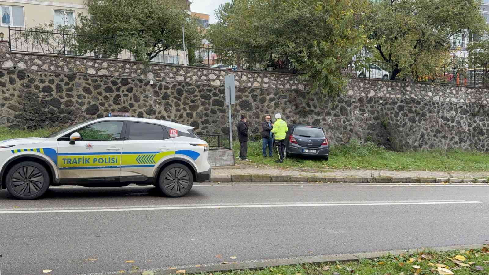 Otomobil istinat duvarına çarptı: İdmana giden futbolcu yaralandı
