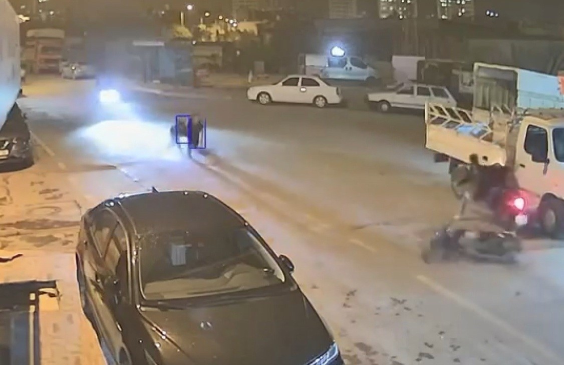 Motosiklet ile akrobatik hareketler yapıp kaza yapınca motosikleti bırakıp ka&ccedil;tılar
