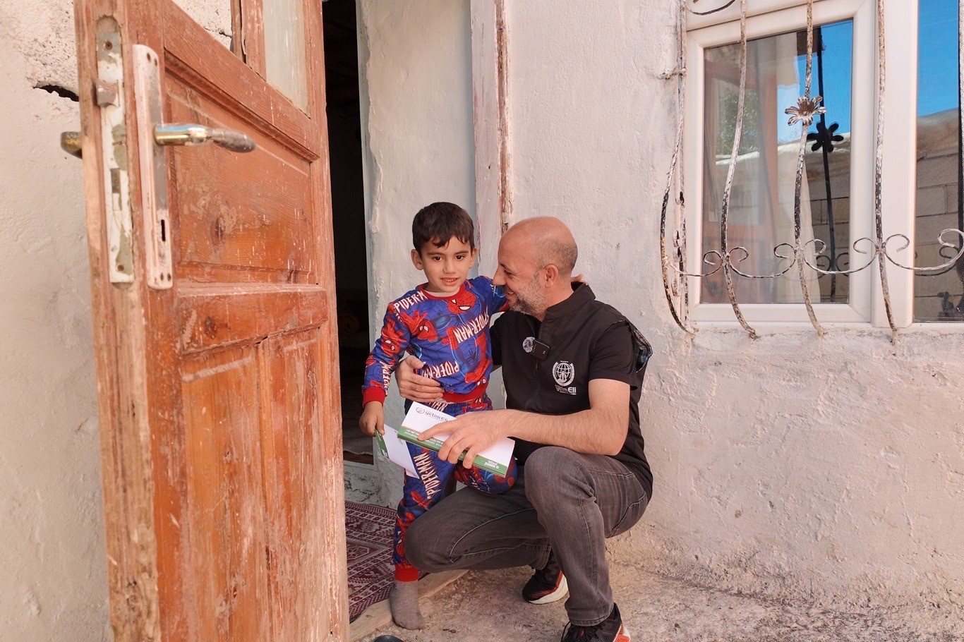 Avrupa Yetim Eli Derneği Ağrı’da nakdi yardım gerçekleştidi