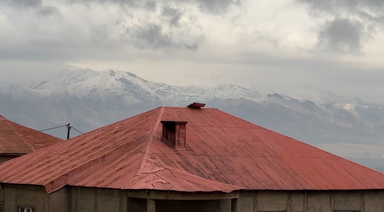 Yüksekova’nın etrafını çevreleyen dağlar beyaza büründü