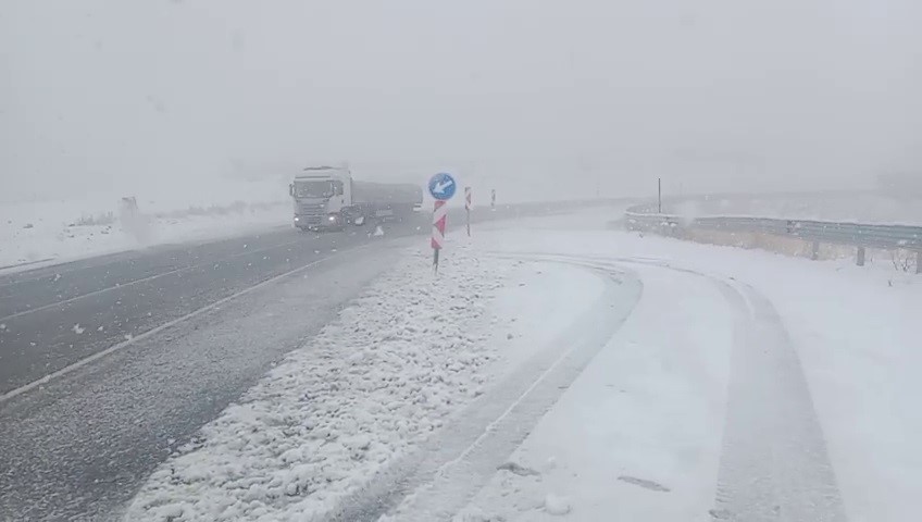 Kop Dağı&rsquo;nda yoğun kar yağışı: Karayolları ekipleri gece boyu seferber oldu
