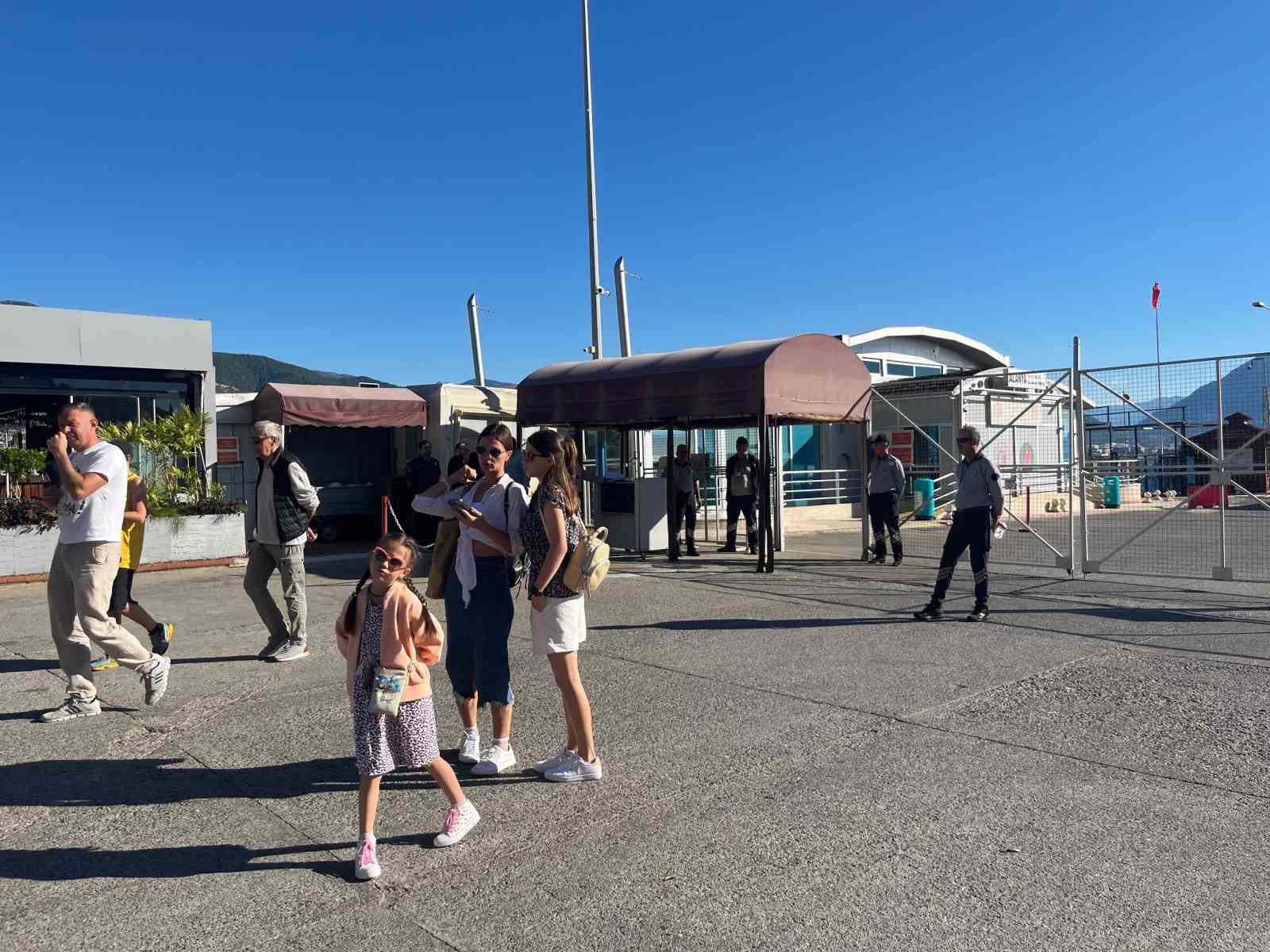 L&uuml;ks kruvaziyer 616 yolcu ve 435 m&uuml;rettebatıyla Alanya&rsquo;ya demirledi
