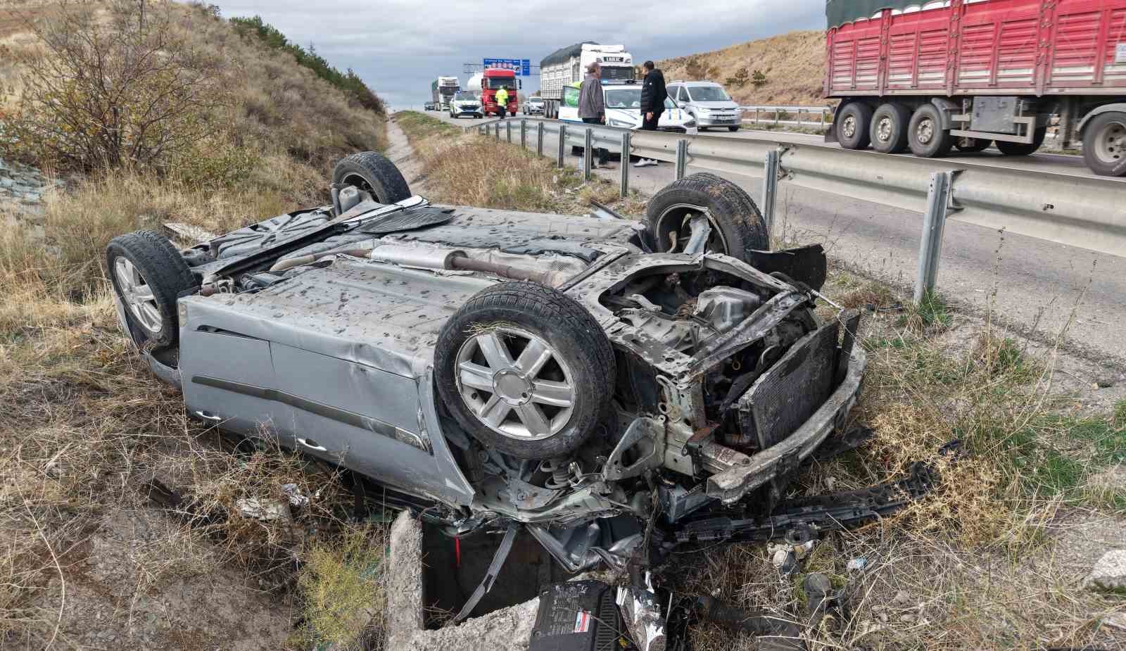 Seyir halindeki aracın çarptığı otomobil şarampole devrildi: 7 yaralı
