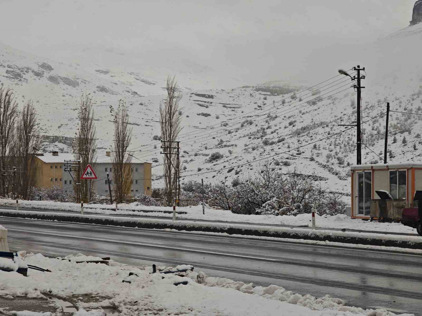 Malatya&rsquo;da sağanak ve kar yağışı etkili oluyor
