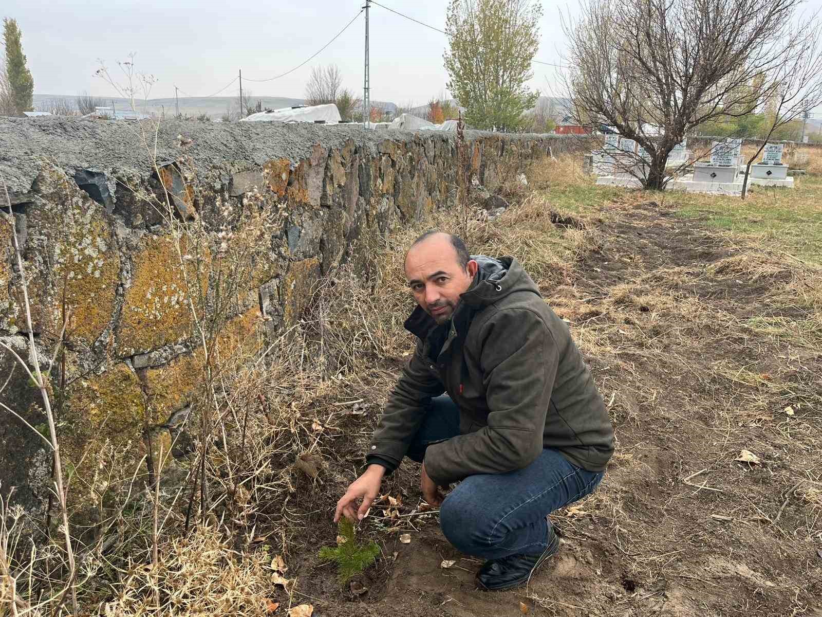Kars’ta muhtardan örnek davranış: Kayaköprü köyünde fidanlar toprakla buluştu