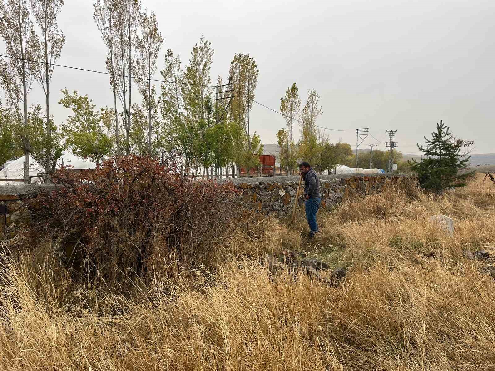 Kars’ta muhtardan örnek davranış: Kayaköprü köyünde fidanlar toprakla buluştu
