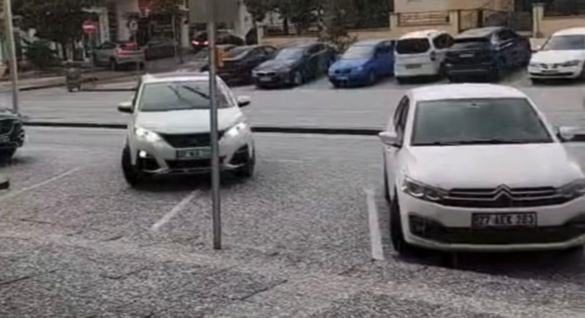 Gaziantep&rsquo;te dolu etkili oldu: Cadde ve sokaklar beyaza b&uuml;r&uuml;nd&uuml;
